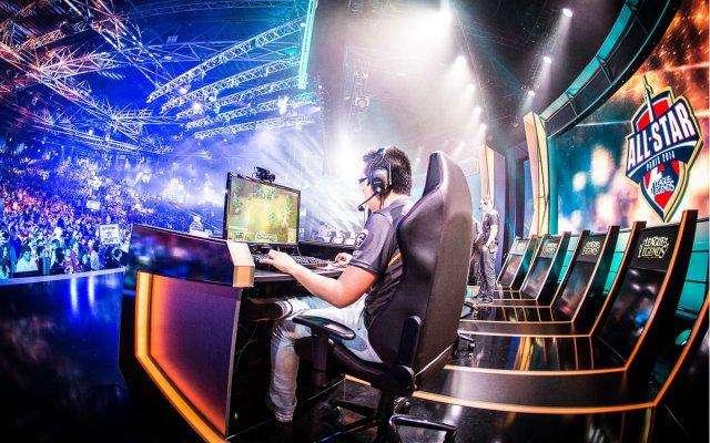  电竞少女崭露头角，精准预判助队翻盘  