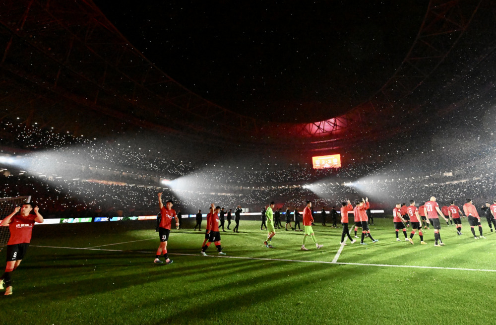  球迷助威声震穹顶，魔鬼主场缔造不败神话