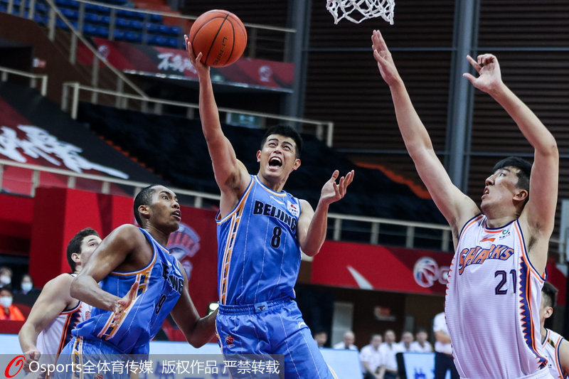  高中篮球联赛半决赛，北京四中险胜上海中学