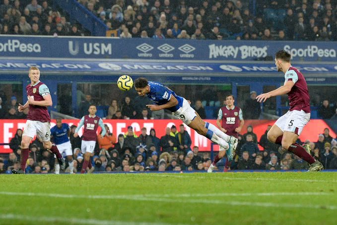  老将压哨三分绝杀，主场球迷陷入沸腾