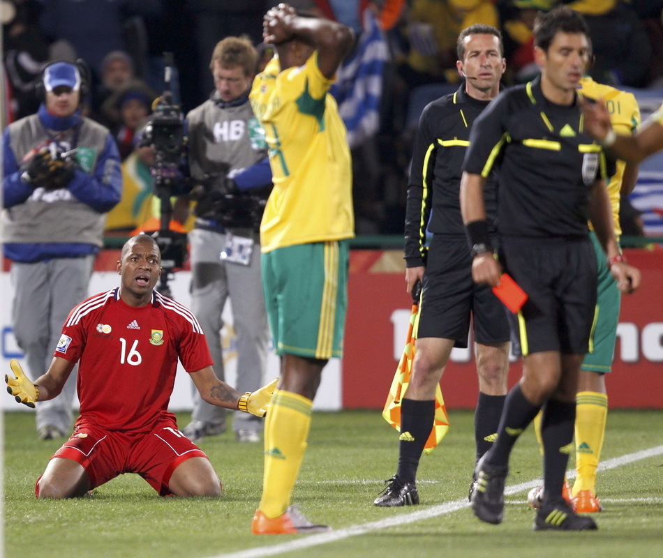  乌拉圭锋霸苏亚雷斯独中三元助球队大胜对手