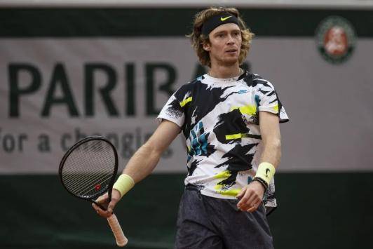  网坛老将宝刀未老，瓦林卡逆转进四强